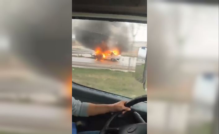 Bariyerlere çarpan araç alev alev yandı