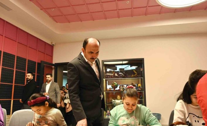 Başkan Altay tatilini Bilim Merkezinde değerlendiren çocuklarla buluştu