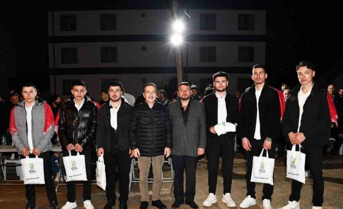 Başkan Ataç 6 genci askere uğurladı