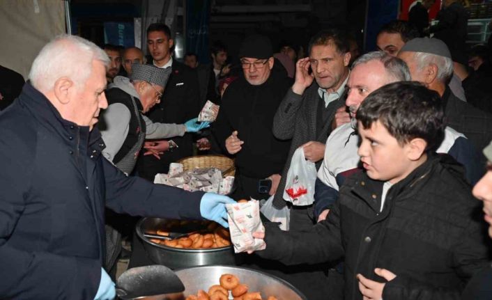 Başkan Bozbey’den Regaib Kandilinde tatlı ve lokma ikramı