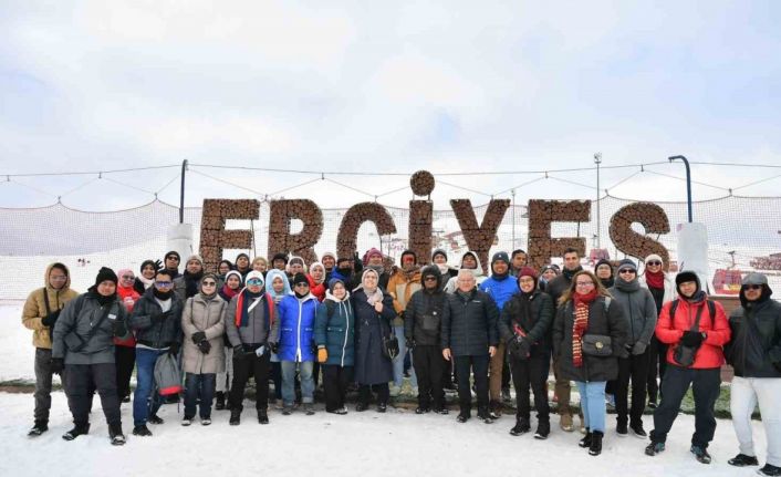 Başkan Büyükkılıç, turistlerle dolup taşan Erciyes’i ziyaret etti