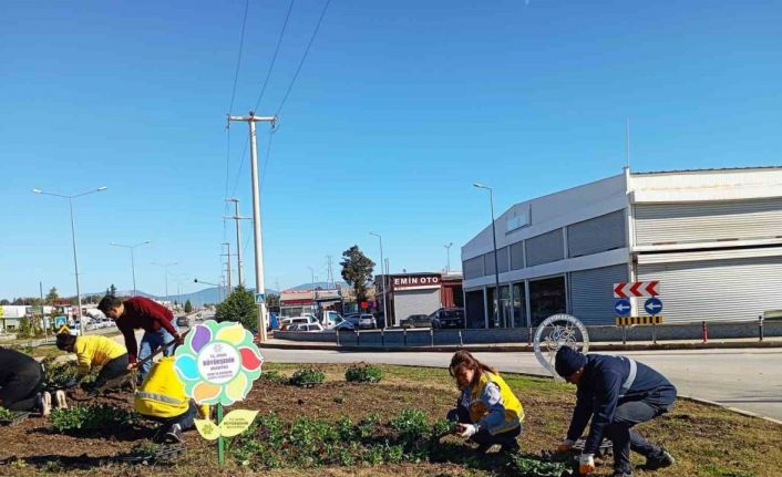 Başkan Çerçioğlu Didim’i rengarenk çiçekler ile süslüyor