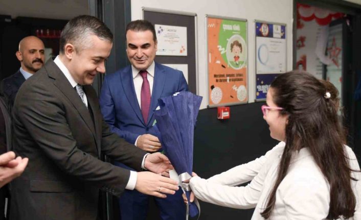 Başkan Vekili Aksoy öğrencilerin karne heyecanına ortak oldu