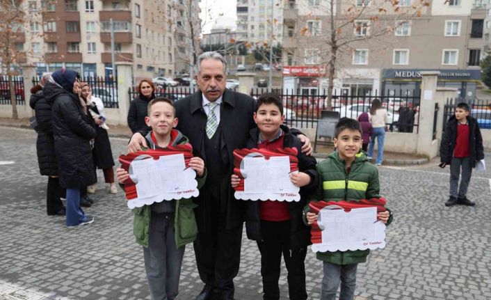 Başkan Yalçın öğrencilerin karne sevincinde