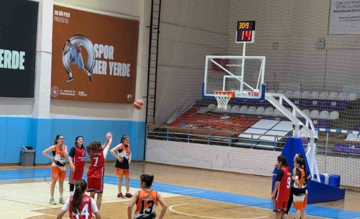 Basketbol U-16 Kulüp Kadınlar Müsabakaları sürüyor