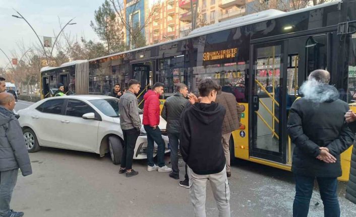 Batman’da belediye halk otobüsü ile otomobil çarpıştı