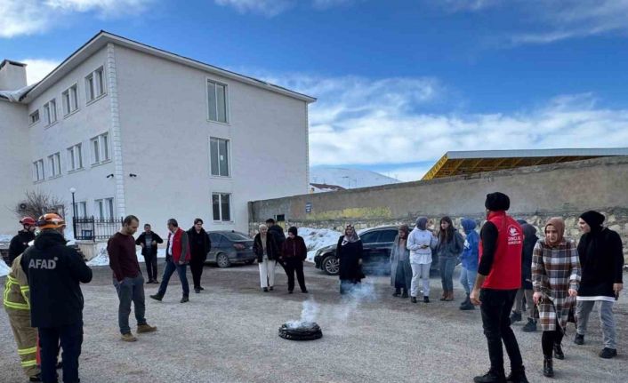 Bayburt Gençlik Merkezi personellerine “Afet Farkındalık Eğitimi” verildi