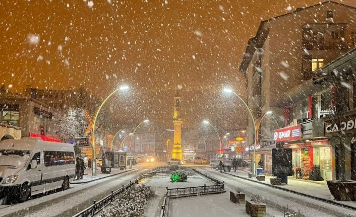 Bayburt kent merkezi beyaza büründü, çocuklar karın tadını çıkarttı