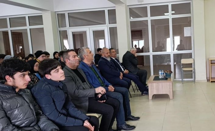 Bayburt’ta lise öğrencileri tarihi şahsiyetleri canlandırdı