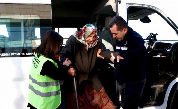 Bayraklı Belediyesi ‘yaşlı destek hattı’ kurdu