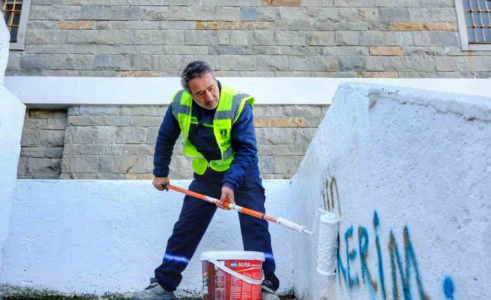 Belediye, görüntü kirliliği oluşturan yazıları temizliyor