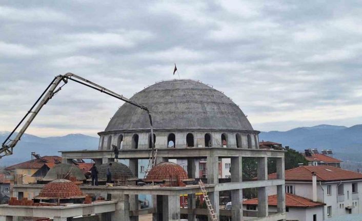 Beyağaç Çarşı Camisinin kubbesi erleştirildi