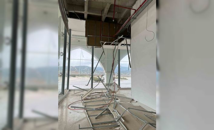 Bilecik Şehirlerarası Otobüs Terminali’nin alçı tavanı kısmen çöktü