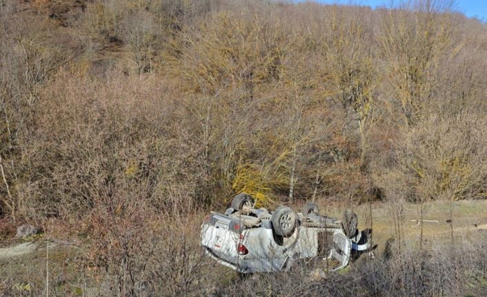 Bilecik’te otomobil araziye savruldu: 2 yaralı