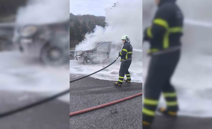 Bilecik’te seyir halinde alev alan araçta maddi hasar meydana geldi