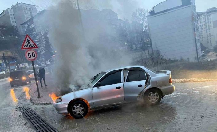 Bilecik’te seyir halindeki otomobil alev alev yandı