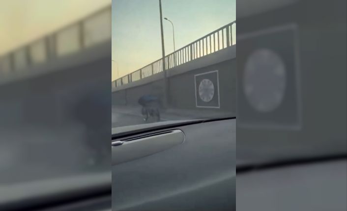 Bisikletin üstünde yatarak trafiği tehlikeye soktu