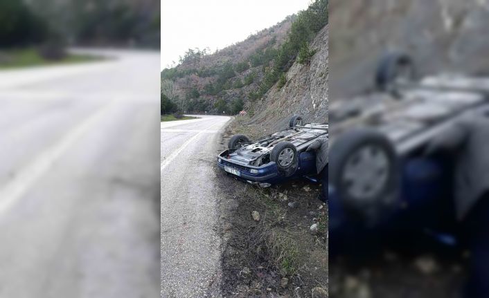 Bolu’da buzlanma nedeniyle kontrolden çıkan otomobil takla attı