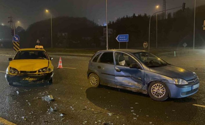 Bolu’da iki otomobil çarpıştı: 3 yaralı