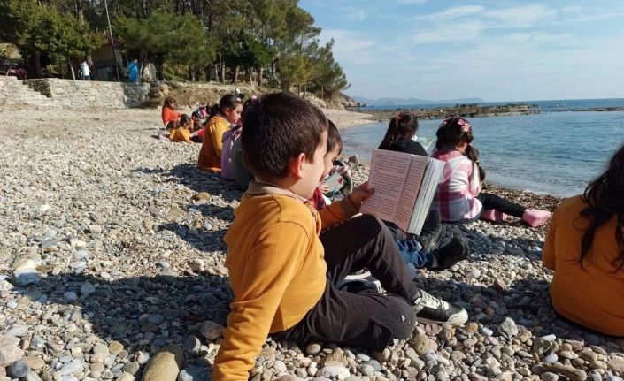 Bozyazı’da öğrenciler sahilde kitap okudu