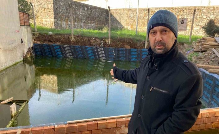 Buca’da su biriken inşaat temeli tehlike saçıyor
