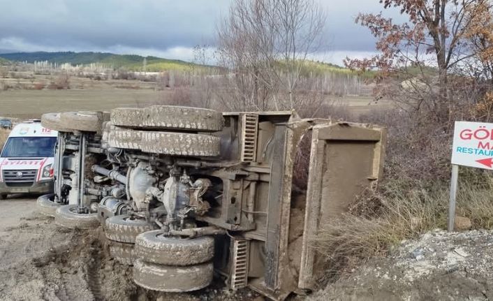 Burdur’da devrilen hafriyat kamyonundan burnu kanamadan çıktı