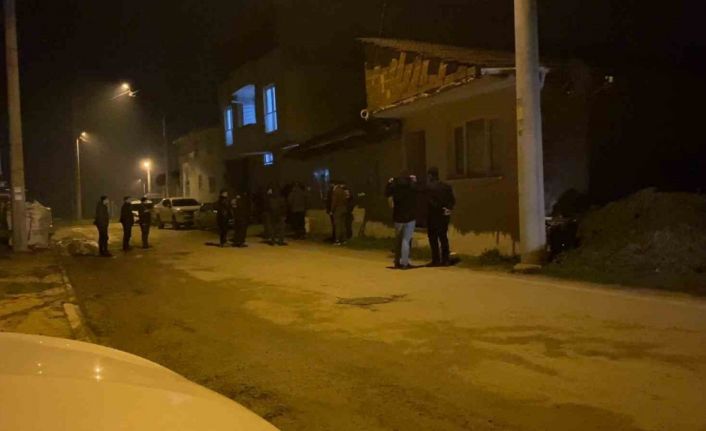 Bursa’da bir evi kundakladığı iddia edilen şahıs bıçakla ekiplere direndi