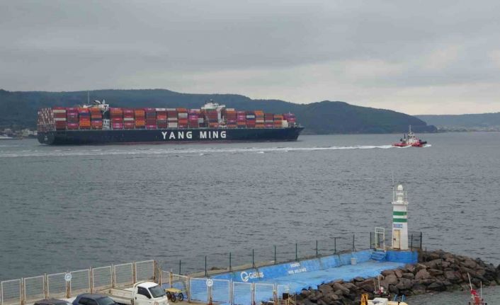 Çanakkale Boğazı’ndan geçen dev konteyner gemileri boğazı kapattı