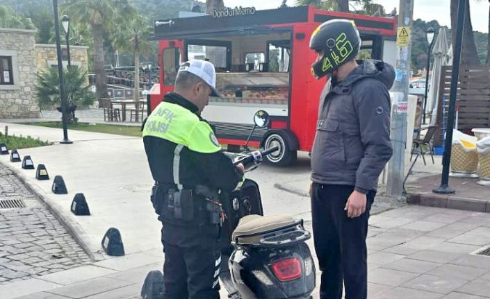 Çeşme’de motosiklet denetimlerinde ceza yağdı