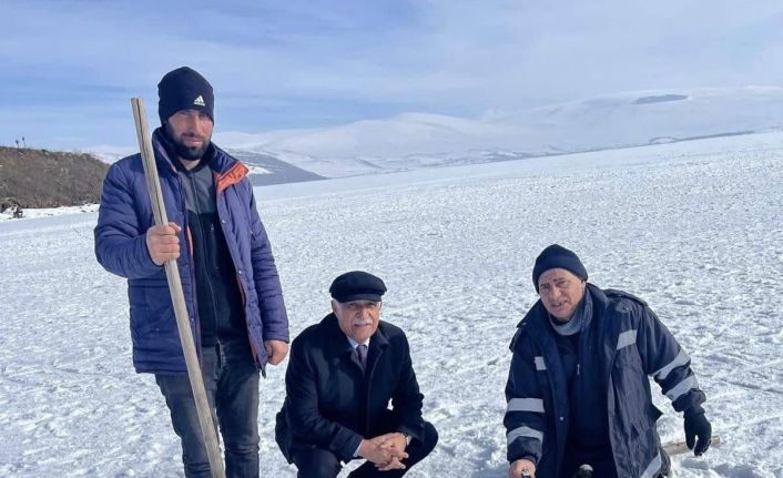 Çıldır Gölü’nde festival öncesi buz kalınlığı ölçüldü