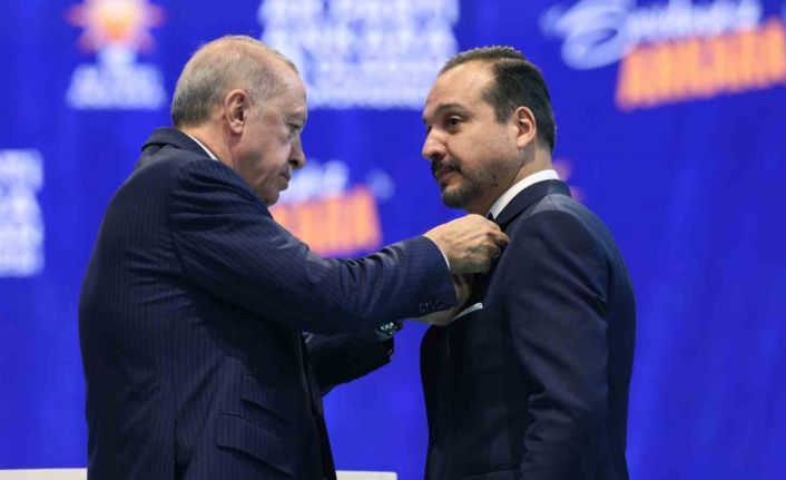 Cumhurbaşkanı Erdoğan, AK Parti’ye katılan Zorlu’ya rozet taktı
