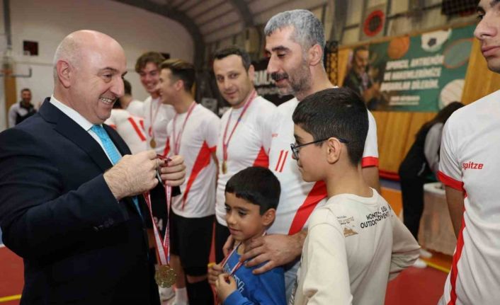 Darıca’da kurumlar arası voleybol turnuvasında ödüller sahiplerini buldu