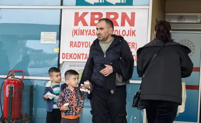 Demir kapıya elini sıkıştıran çocuğun parmağı koptu