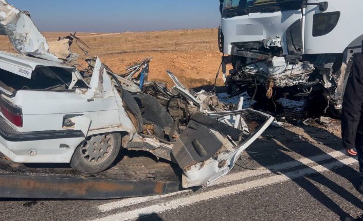 Demir yığınına dönen otomobilin sürücüsü hayatını kaybetti