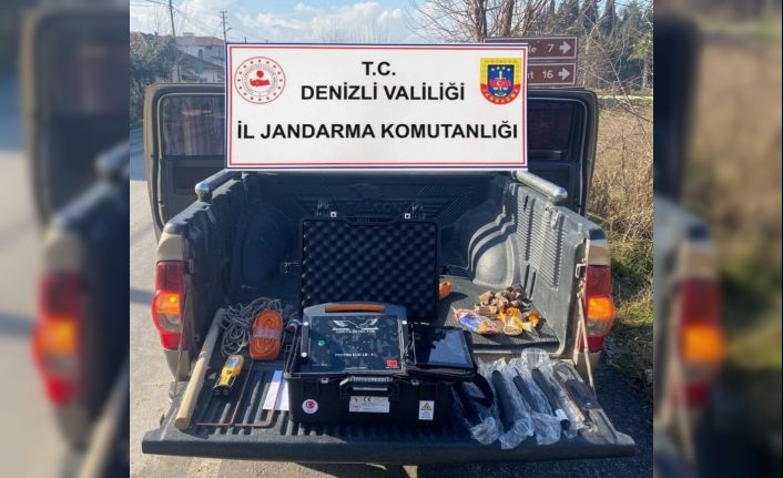 Denizli’de 4 defineci jandarma tarafından suçüstü yakalandı