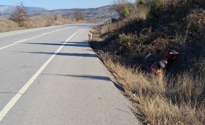 Devrilen motosiklet sürücüsü yaralandı