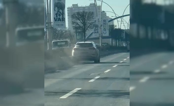 Dirensiyon başında rahatsızlanan sürücü bariyerlere çarparak ilerledi