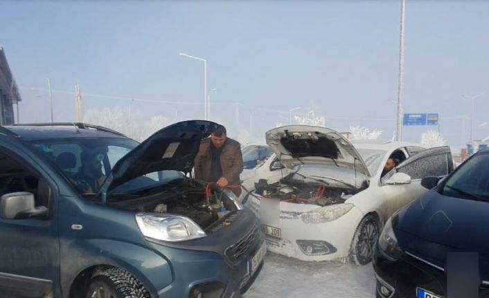 Dondurucu soğuklar nedeniyle onlarca araç çalışmadı