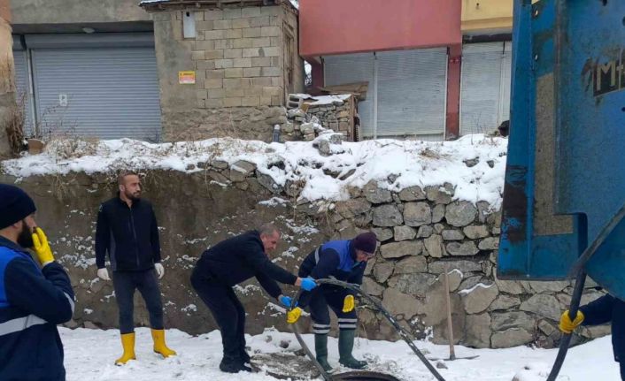 Dondurucu soğukta 11 kanalizasyon arızası giderildi