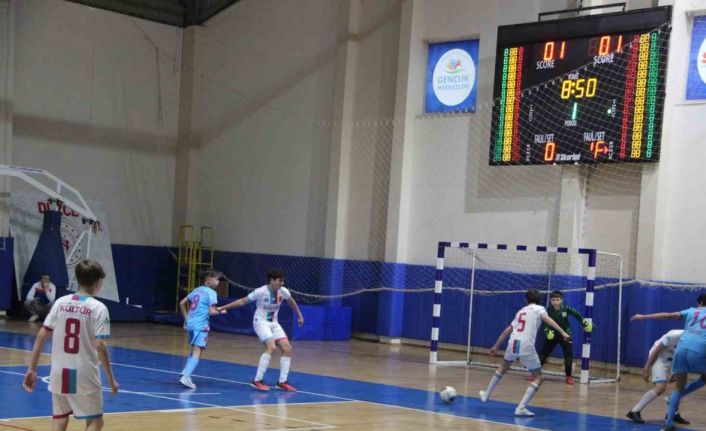 Düzce’de okul sporları futsal şampiyonası heyecanı sürüyor