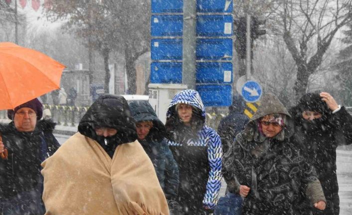 Edirne’de kar yağışı etkisini sürdürüyor