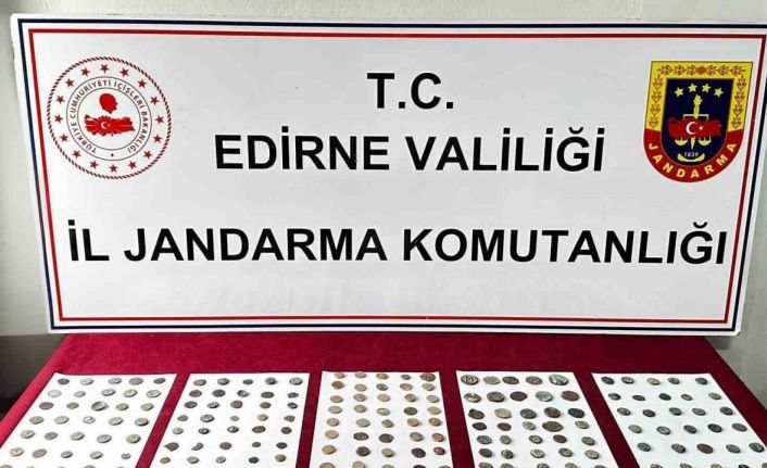 Edirne’de yolcu otobüsünde 177 tarihi sikke ele geçirildi