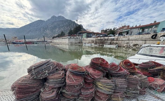 Eğirdir Gölü’nde 1 haftada kaçak avlanan bin kerevit ele geçirildi