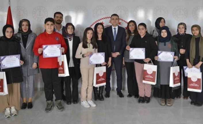 Elazığ’da dereceye giren öğrencilere ödülleri verildi