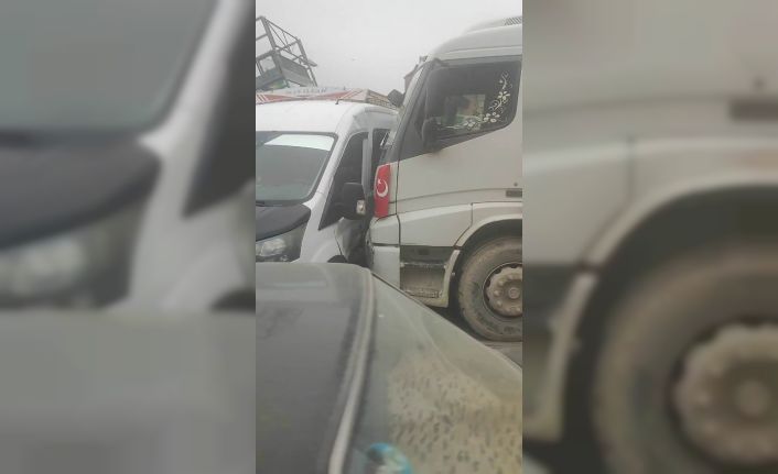 Elazığ’da faciadan dönüldü: Freni boşalan kamyon 3 aracı biçti