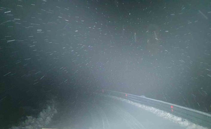 Elazığ’da kar yağışı başladı,  mahsur kalan araçlar için çalışma başlatıldı