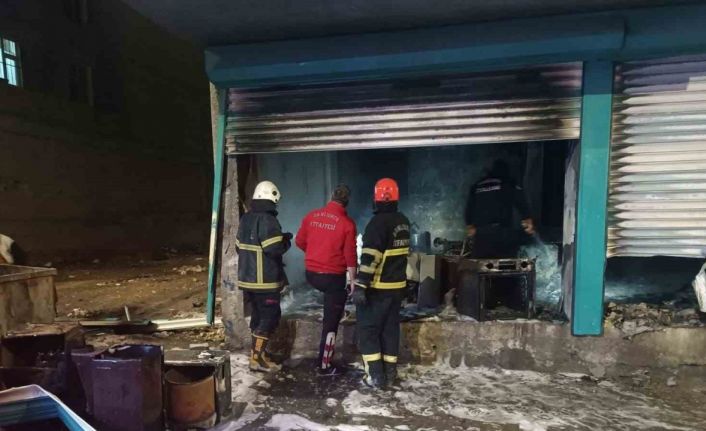 Elektrikten kaynaklanan yangın iş yerini küle çevirdi