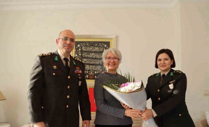 Emekli öğretmenden Mehmetçiklere çorap, atkı, eldiven