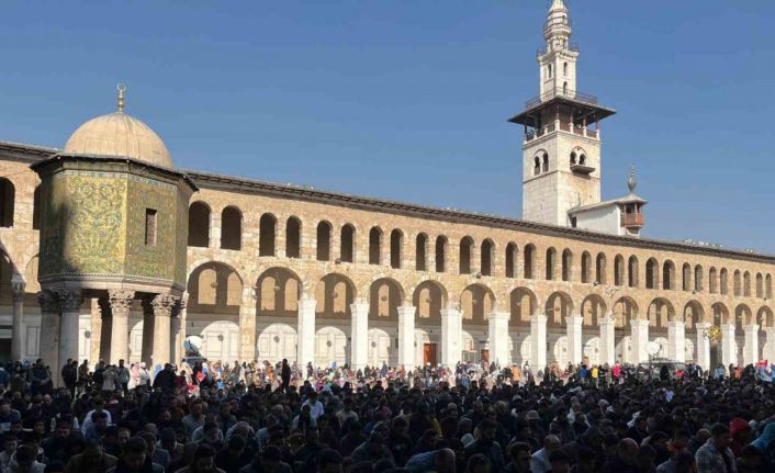 Emevi Camii’nde cuma namazı yoğunluğu