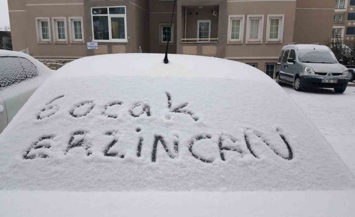 Erzincan güne kar yağışıyla uyandı